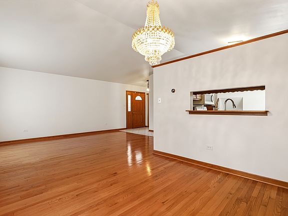 5th image of 453 Hoxie Ave