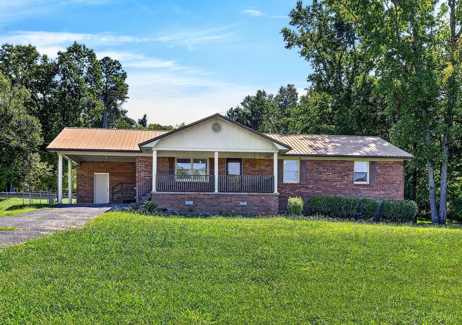 Spacious 4bd Home on 1 Acre! — Photo 2