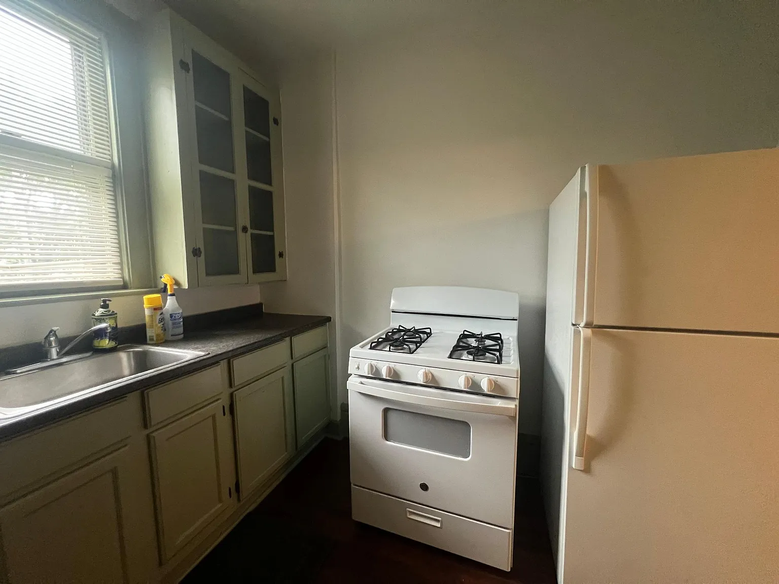 3 bed, 3412 sqft, $2,050 — Photo 2