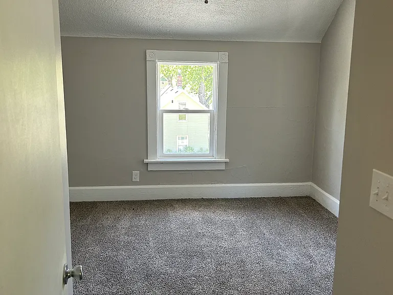 1604 W 9th St — Photo 9