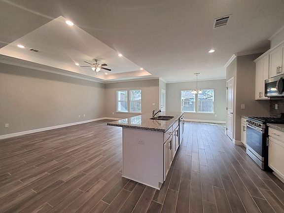 4th image of 1026 Montrose St