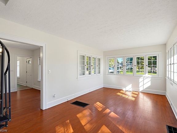 5th image of 366 Riverside Dr