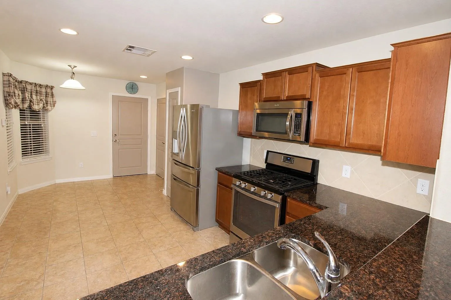 3 bed, 2.0 bath, 1463 sqft, $1,960 — Photo 4