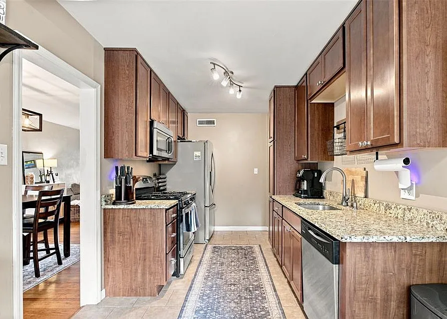 3 bed, 1258 sqft, $2,600 — Photo 3