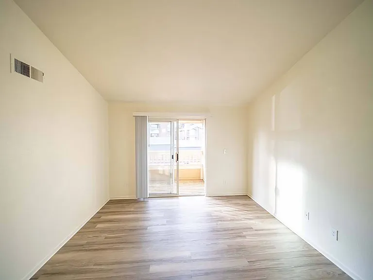 Adelaide Apartments — Photo 17