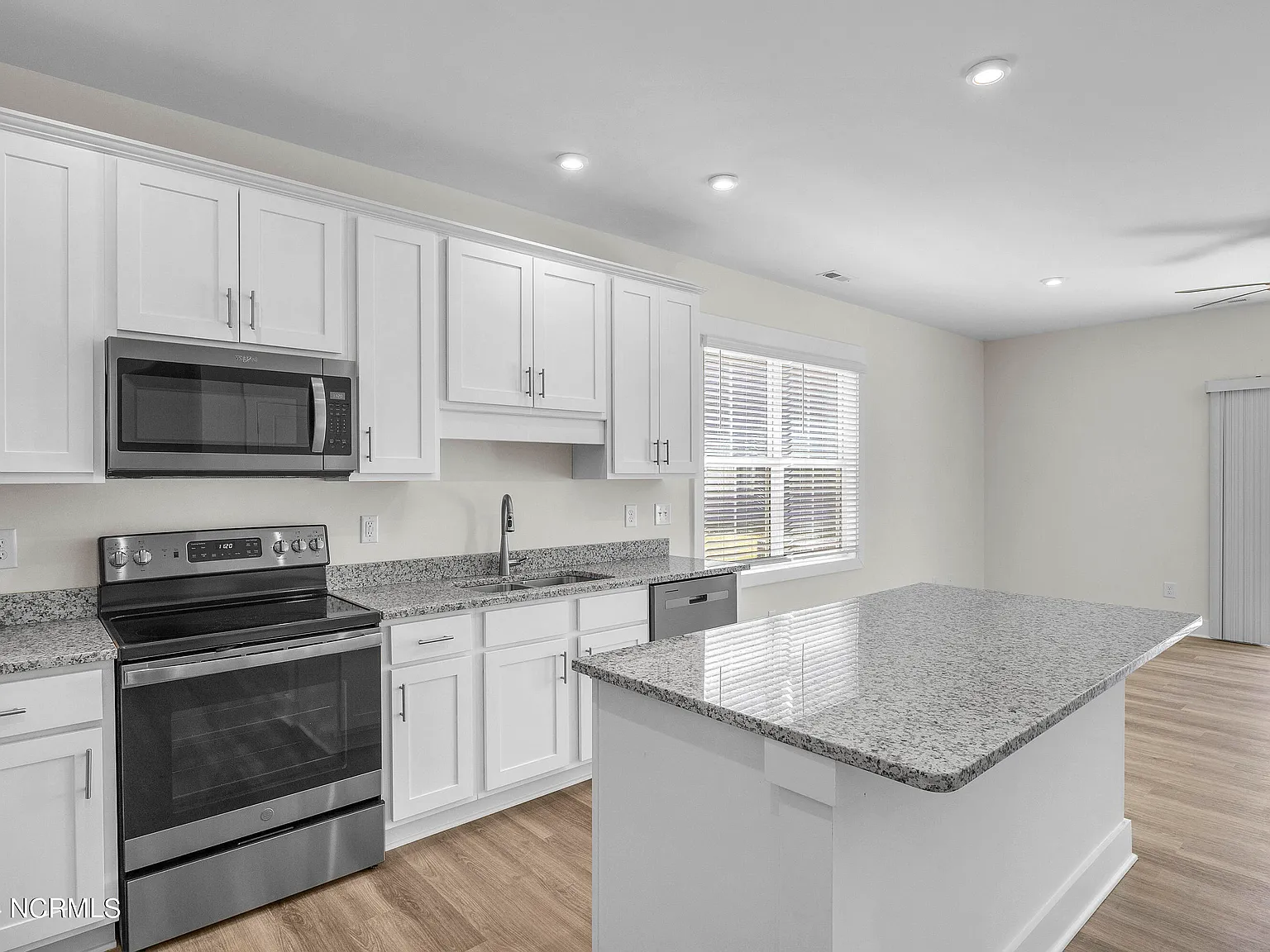 3 bed, 3.0 bath, 1698 sqft, $1,915 — Photo 4