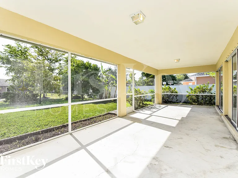 633 SW 9th Ave — Photo 10