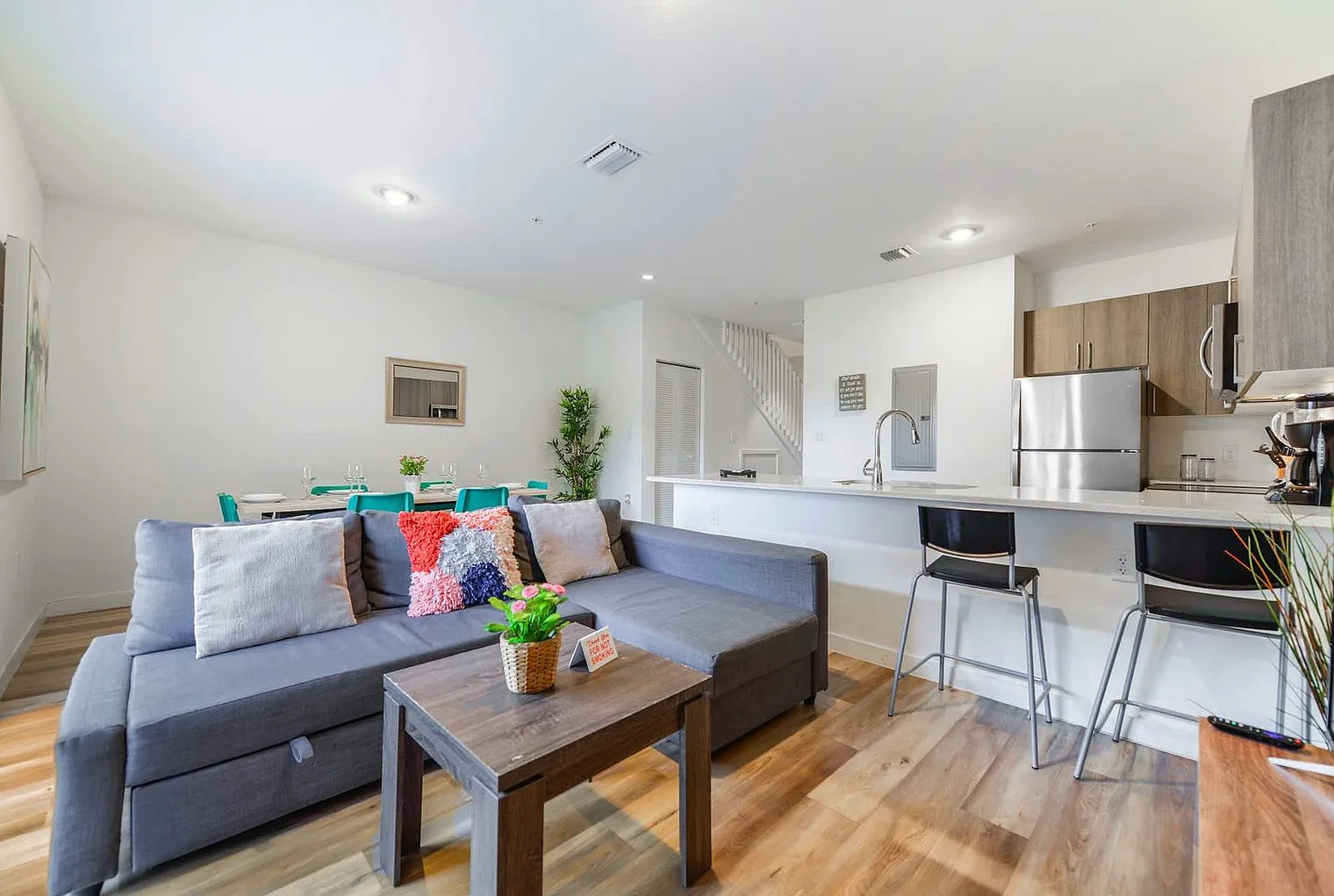 3 bed, 2.0 bath, 1367 sqft, $2,763 — Photo 2