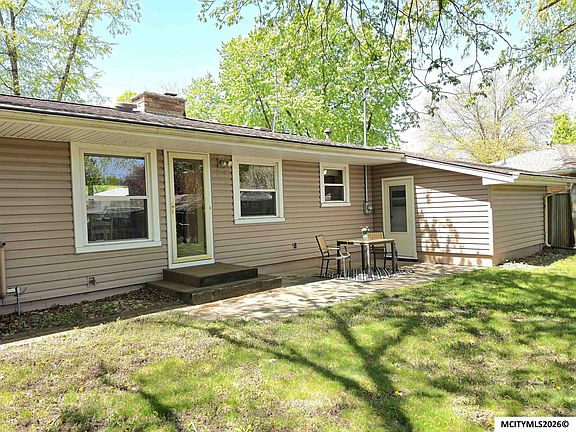 3rd image of 1748 Hillcrest Dr