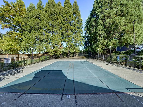 Sports Court Hampton Park Apartments Tigard OR