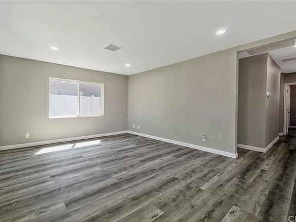 3rd image of 826 E La Deney Ct