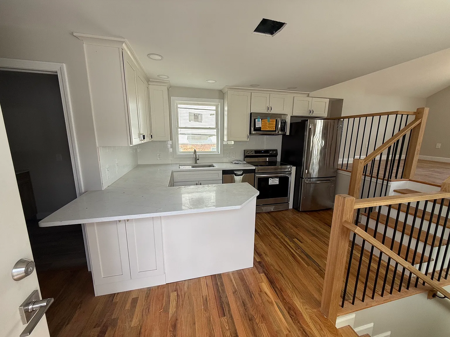 2 bed, 1.5 bath, 1300 sqft, $2,850 — Photo 2