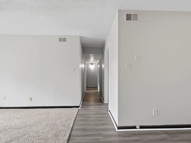 Hillcrest Apartments — Photo 4