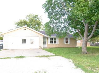 610 N Oswego St, Spring Bay, IL 61611