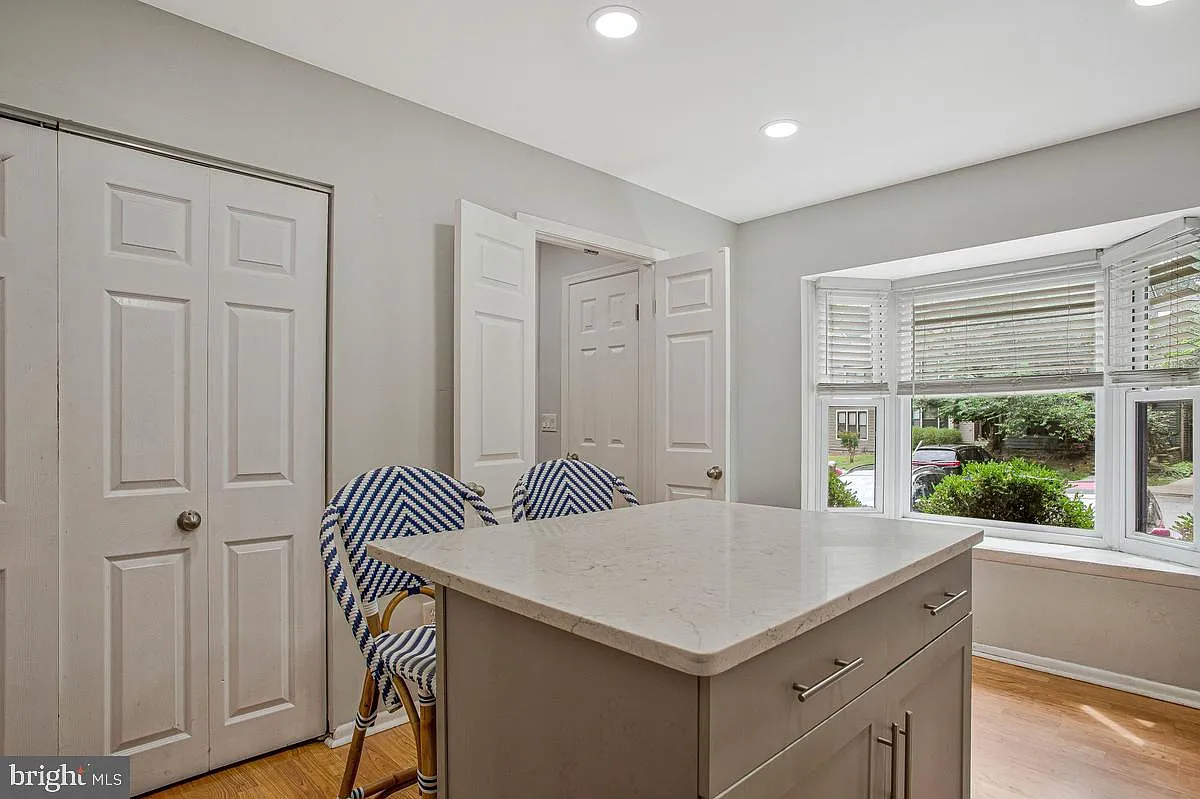 3 bed, 3.5 bath, 2344 sqft, $3,250 — Photo 4