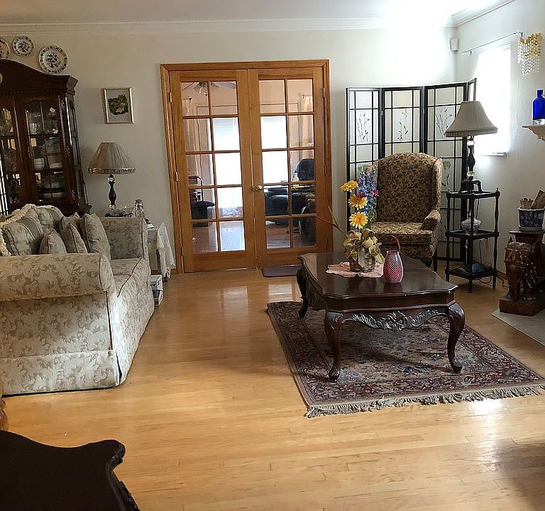 Tea Room & Entry to Fam RM 