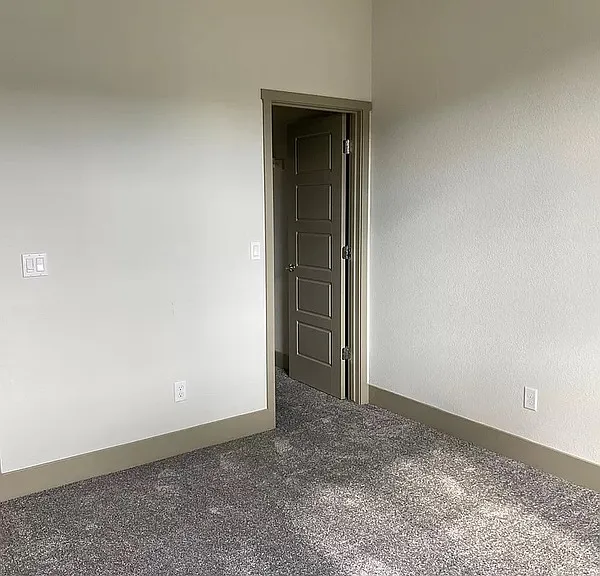 2467 Valverde Dr — Photo 36