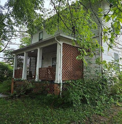 3rd image of 111 S Oak St