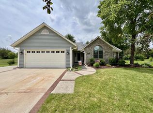 W147N7105 Woodland Dr, Menomonee Falls, WI 53051