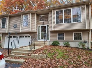 20 Yorkshire Dr, Waterford, CT 06385