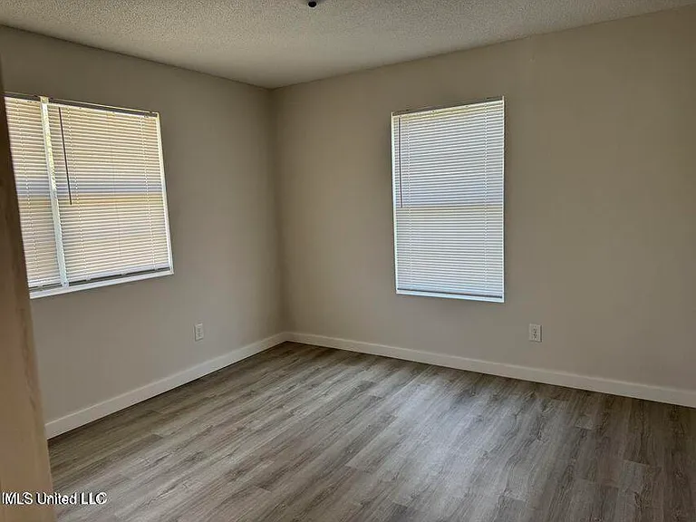 2306 Lewis Ave — Photo 6