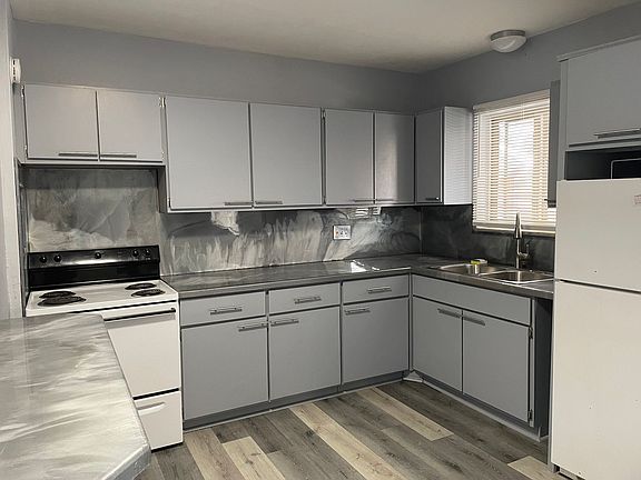 4th image of 2323 Newton St #18