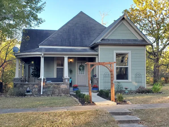 609 10th St, Mena, AR 71953