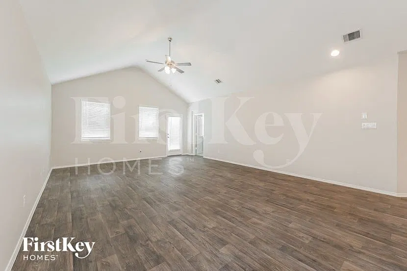 4 bed, 2.0 bath, 2124 sqft, $2,100 — Photo 3
