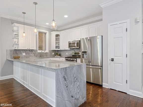 3rd image of 1067 N Hermitage Ave #1