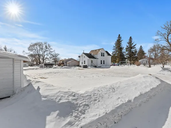 201 7th St SW, Little Falls, MN 56345