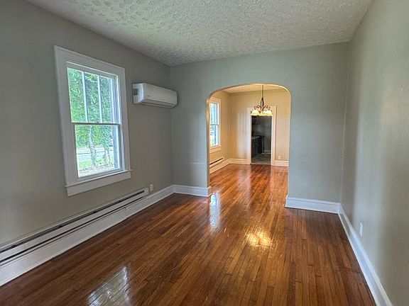3rd image of 2612 Roanoke Ave