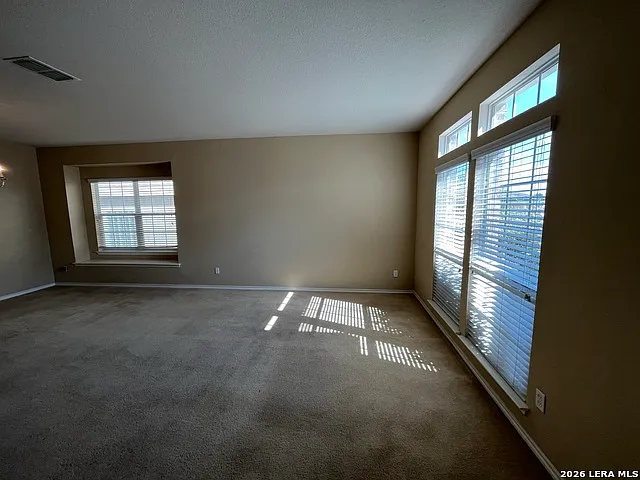 4 bed, 2.5 bath, 3449 sqft, $2,700 — Photo 4