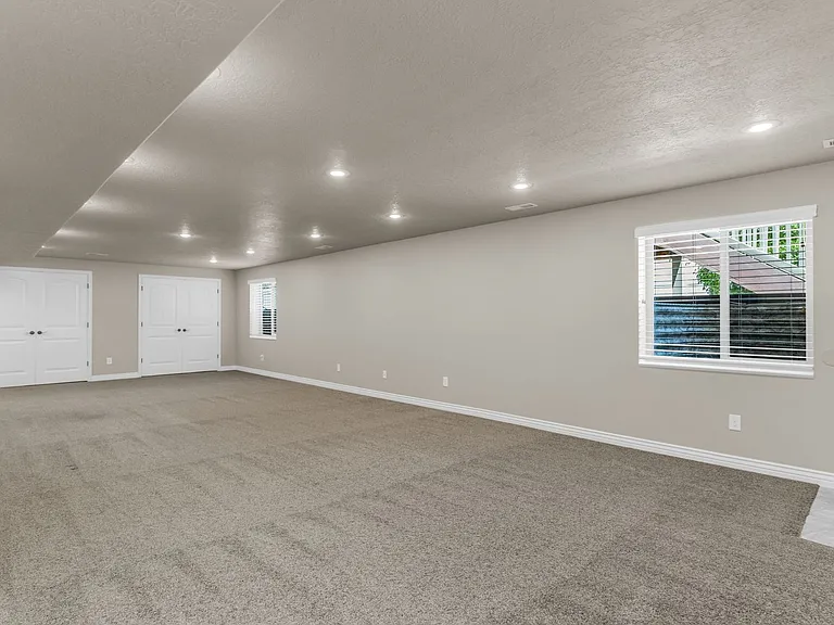 1377 S 4300 W — Photo 27