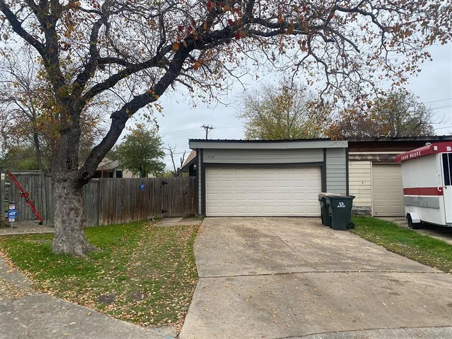 Cute 2/1 duplex with garage/carport — Photo 2