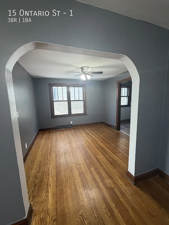 3 bed, 1000 sqft, $1,350 — Photo 1