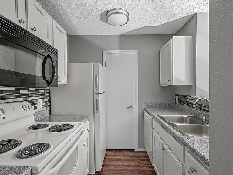 Cedar Point Apartments — Photo 15