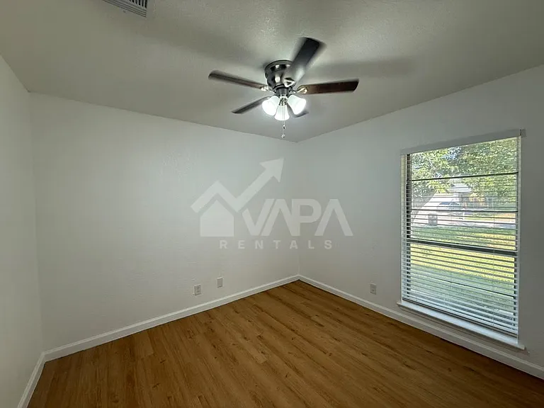 1074 Honeytree St — Photo 9