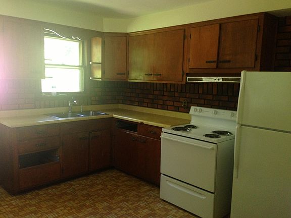 4th image of 911 Hughes Ave