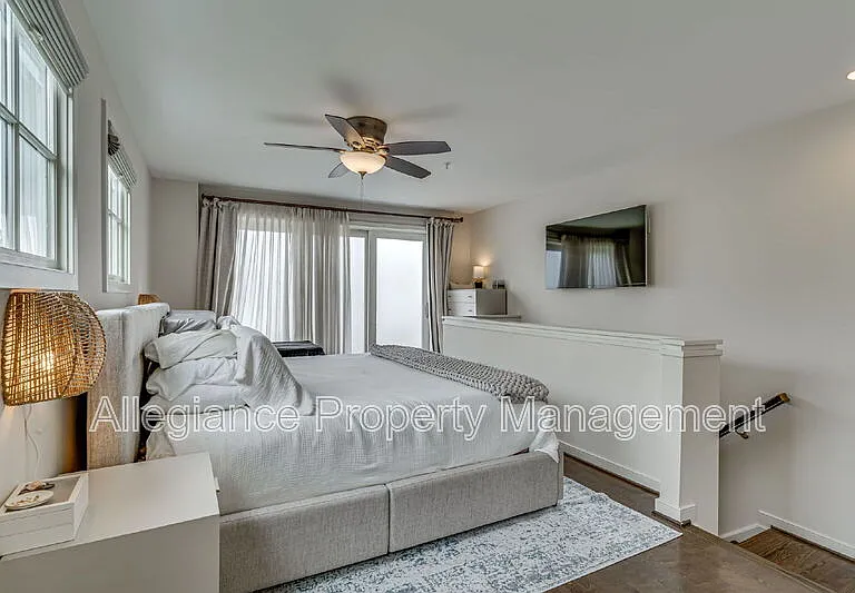 944 N Columbus St — Photo 25