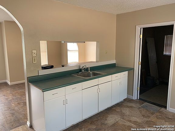 4th image of 303 Lakeshore Dr