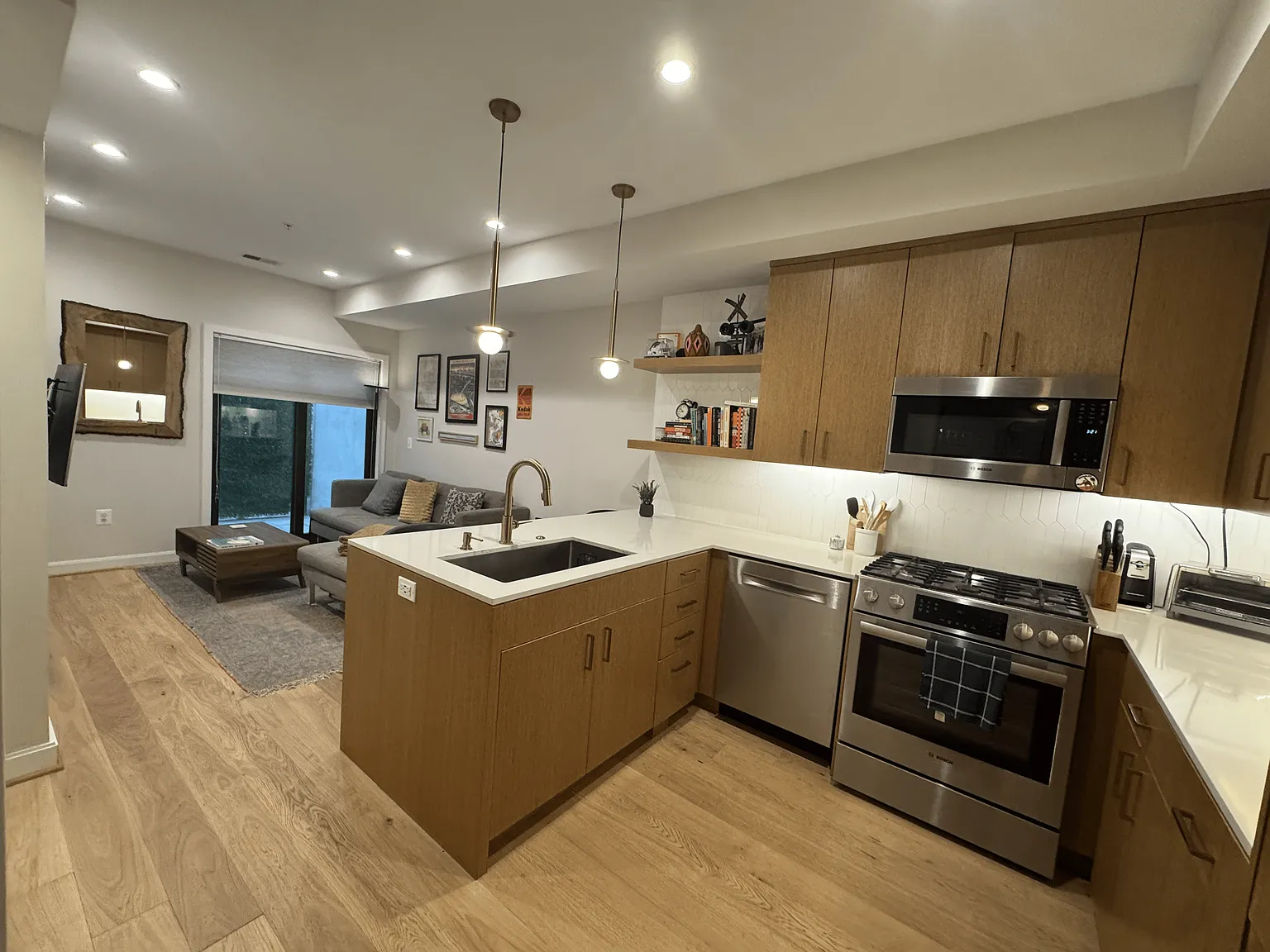 1 bed, 555 sqft, $3,299 — Photo 3