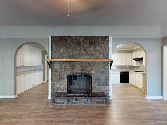 3rd image of 212 Camelia Ave