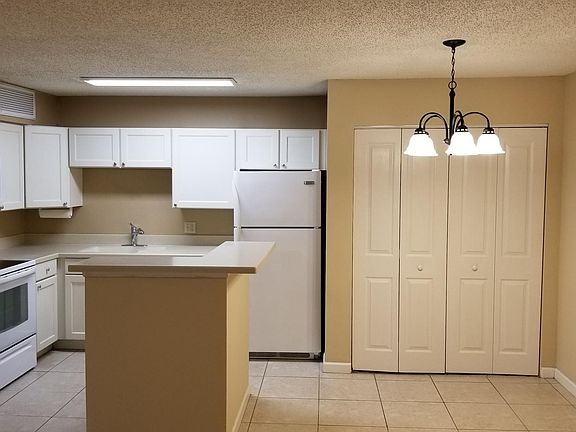 4th image of 360 Lakepointe 202 Dr