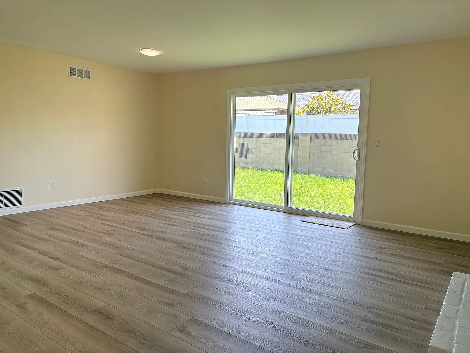 3 bed, 1272 sqft, $4,500 — Photo 3