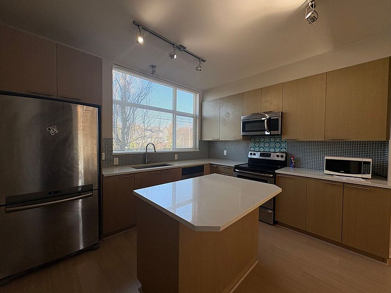 Surrey Townhouse for rent - 3 Bedrooms — photo 8
