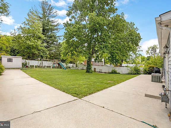 3rd image of 13905 Parkland Dr
