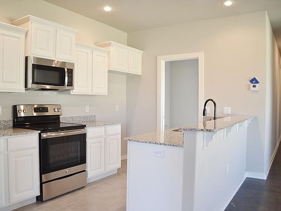 SS Fridge not pictured, but included in the lease.