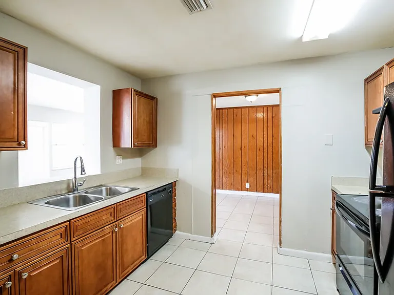 841 NE 51st Ct — Photo 7