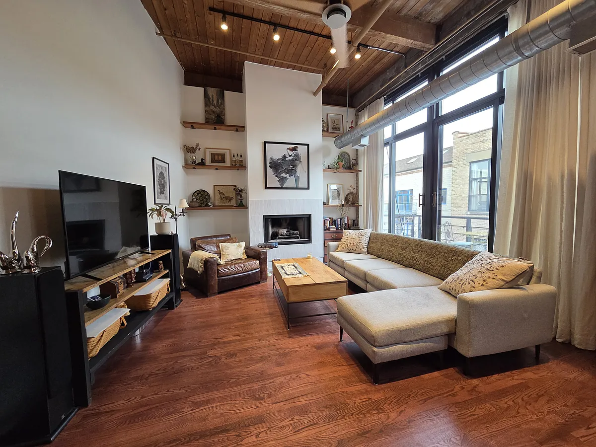 Building Photo - 2300 W Wabansia Ave #309