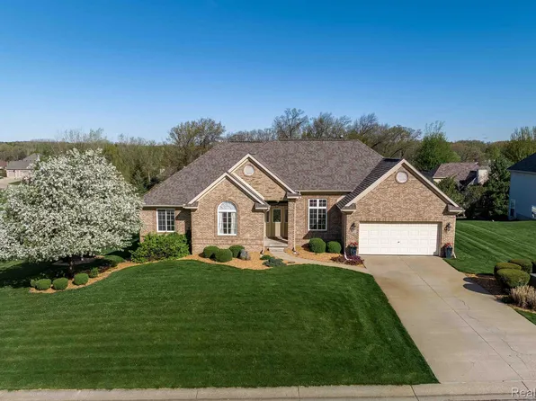 16323 Redwood Ct, Fenton, MI 48430
